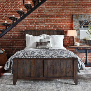Imagen de dormitorio tipo loft, urbano, pequeño, con paredes rojas y suelo de madera oscura