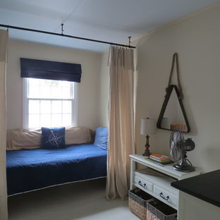 Foto de dormitorio industrial, pequeño, con paredes beige y suelo de madera pintada
