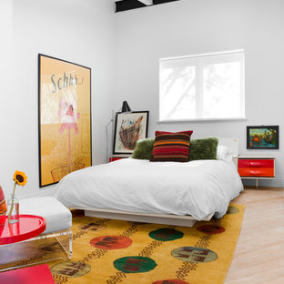 Modelo de habitación de invitados industrial, de tamaño medio, con paredes blancas, suelo de madera clara y suelo marrón