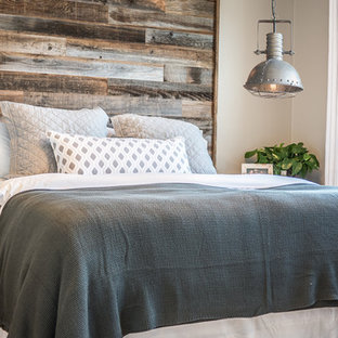 Modelo de dormitorio principal, rústico, de tamaño medio, con paredes beige y suelo de madera en tonos medios