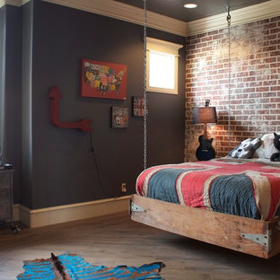 Diseño de dormitorio urbano, de tamaño medio, con paredes grises y suelo de madera en tonos medios
