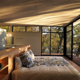 Großes Modernes Hauptschlafzimmer ohne Kamin mit beiger Wandfarbe, Korkboden und braunem Boden in New York