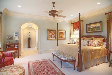 ローリーにある中くらいなヴィクトリアン調のおしゃれな主寝室 (青い壁、カーペット敷き、暖炉なし、ベージュの床)