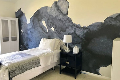 デトロイトにある中くらいなコンテンポラリースタイルのおしゃれな客用寝室 (マルチカラーの壁、カーペット敷き、暖炉なし、ベージュの床) のインテリア