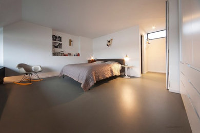 Ejemplo de dormitorio principal actual grande sin chimenea con paredes blancas y suelo de cemento
