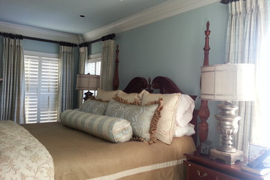 アトランタにある広いトラディショナルスタイルのおしゃれな主寝室 (青い壁、カーペット敷き、ベージュの床、標準型暖炉、石材の暖炉まわり) のインテリア