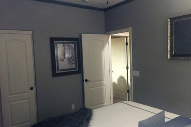 Imagen de habitación de invitados minimalista de tamaño medio con paredes grises, moqueta y suelo beige