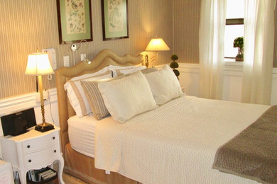 他の地域にあるトラディショナルスタイルのおしゃれな客用寝室 (青い壁、ベージュの床)