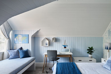 メルボルンにあるビーチスタイルのおしゃれな寝室 (青い壁、カーペット敷き、グレーの床、塗装板張りの天井、三角天井、塗装板張りの壁) のレイアウト