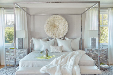 На фото: большая гостевая спальня (комната для гостей): освещение в современном стиле с серыми стенами и светлым паркетным полом без камина с
