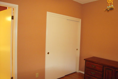Exemple d'une chambre chic.
