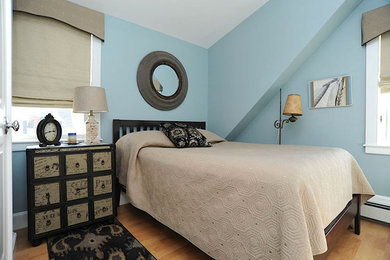 Ejemplo de dormitorio principal clásico grande sin chimenea con paredes azules, suelo de madera en tonos medios y suelo marrón