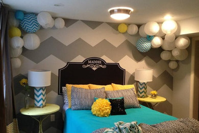 Imagen de dormitorio sin chimenea con paredes multicolor y moqueta