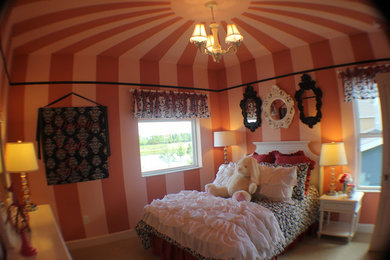 タンパにあるおしゃれな寝室 (ピンクの壁) のインテリア