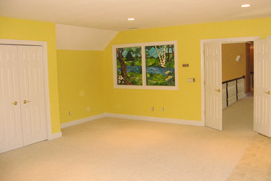 グランドラピッズにある広いトラディショナルスタイルのおしゃれな客用寝室 (黄色い壁、カーペット敷き、暖炉なし、ベージュの床) のインテリア