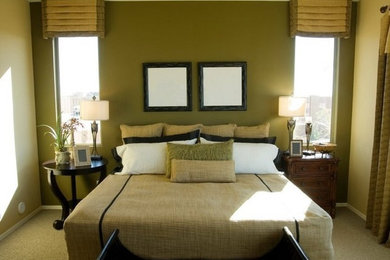 サクラメントにある中くらいなおしゃれな主寝室 (緑の壁、カーペット敷き) のレイアウト