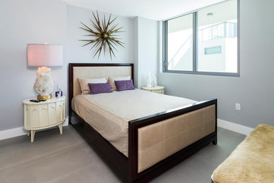 マイアミにあるコンテンポラリースタイルのおしゃれな寝室 (グレーの壁、グレーの床) のレイアウト