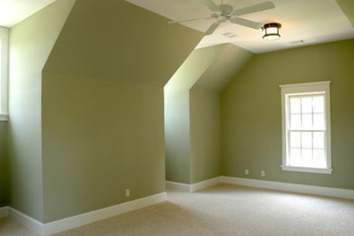 Ejemplo de dormitorio tradicional de tamaño medio con paredes verdes y moqueta