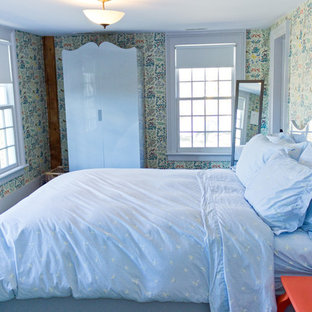 Imagen de habitación de invitados contemporánea, de tamaño medio, con paredes multicolor, moqueta y suelo verde
