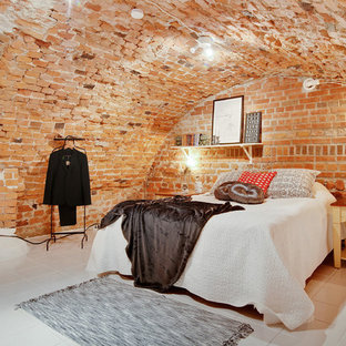 Imagen de dormitorio principal, industrial, grande, sin chimenea, con suelo de baldosas de cerámica