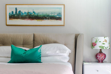 Mittelgroßes Modernes Schlafzimmer mit weißer Wandfarbe und Teppichboden in Brisbane