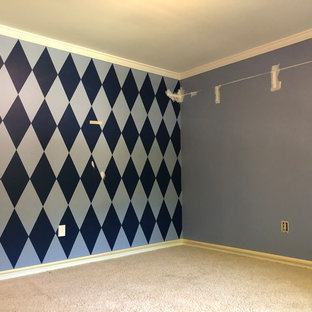 Modelo de dormitorio mediterráneo con paredes azules y suelo beige
