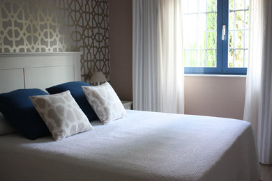 マドリードにある中くらいなトラディショナルスタイルのおしゃれな客用寝室 (大理石の床) のレイアウト