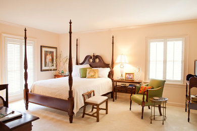 シャーロットにある広いトラディショナルスタイルのおしゃれな寝室 (ベージュの壁、カーペット敷き、暖炉なし) のレイアウト