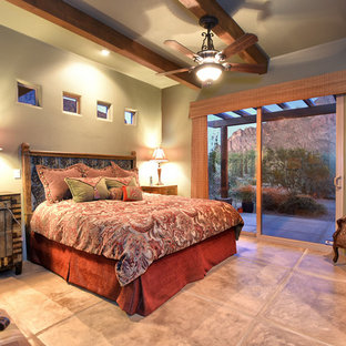Diseño de dormitorio principal, de estilo americano, de tamaño medio, sin chimenea, con paredes beige y suelo de baldosas de terracota