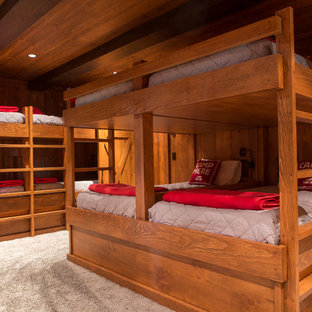Modelo de habitación de invitados rústica con moqueta y suelo beige