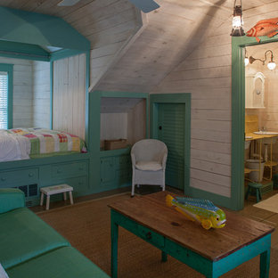 Foto de habitación de invitados clásica con paredes beige y suelo de madera pintada