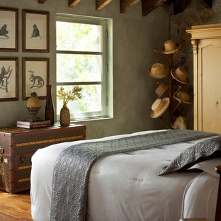 Foto de dormitorio rural con paredes grises, suelo de madera en tonos medios y suelo marrón