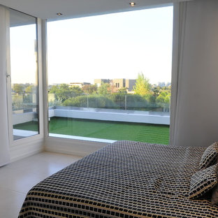 Ejemplo de dormitorio principal, contemporáneo, de tamaño medio, con paredes blancas y suelo de piedra caliza