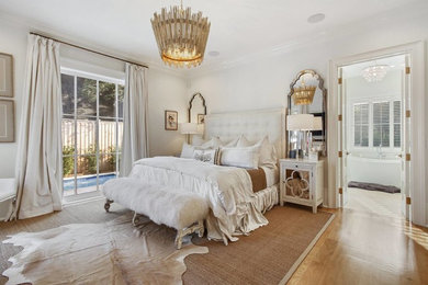 ニューオリンズにある広いコンテンポラリースタイルのおしゃれな主寝室 (白い壁、淡色無垢フローリング、茶色い床)
