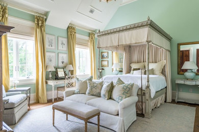 Foto de dormitorio clásico con paredes verdes, suelo de madera oscura y suelo marrón
