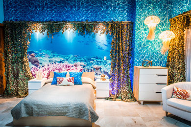 Стильный дизайн: спальня в морском стиле с синими стенами - последний тренд