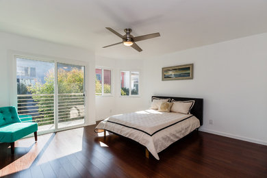 ロサンゼルスにある中くらいなコンテンポラリースタイルのおしゃれな主寝室 (白い壁、濃色無垢フローリング、暖炉なし) のレイアウト