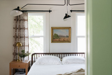 Imagen de dormitorio principal de estilo americano con paredes blancas y suelo de madera en tonos medios