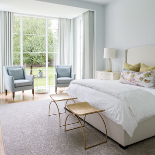 Großes Mediterranes Gästezimmer mit blauer Wandfarbe und hellem Holzboden in Dallas