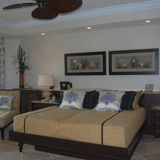 Imagen de dormitorio principal, exótico, grande, con suelo de travertino