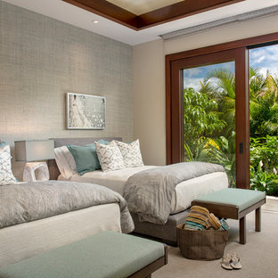 Imagen de habitación de invitados tropical con paredes grises, moqueta y suelo gris