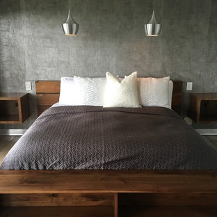 Foto de dormitorio principal, moderno, grande, con paredes blancas, suelo de madera clara, chimenea tradicional y marco de chimenea de baldosas y/o azulejos