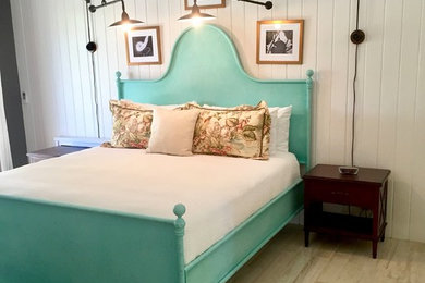 ワシントンD.C.にある中くらいなトランジショナルスタイルのおしゃれな客用寝室 (白い壁、淡色無垢フローリング、ベージュの床) のインテリア