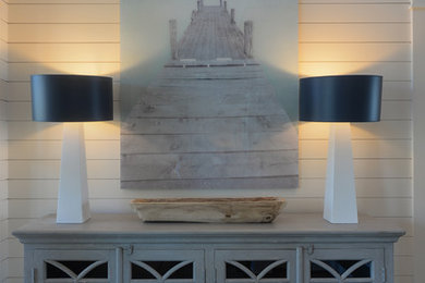 Mittelgroßes Maritimes Gästezimmer mit weißer Wandfarbe, braunem Holzboden und braunem Boden in Charleston