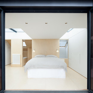 Imagen de dormitorio principal, contemporáneo, pequeño, sin chimenea, con paredes blancas y suelo de contrachapado