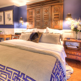 Imagen de dormitorio principal, mediterráneo, de tamaño medio, con paredes azules y suelo laminado