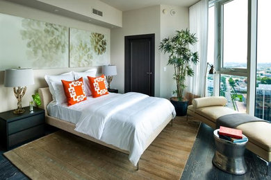 Imagen de dormitorio principal contemporáneo grande con paredes beige y suelo de madera oscura