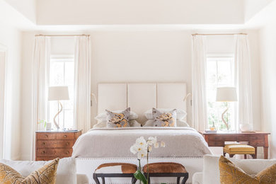 Foto de dormitorio tradicional renovado con paredes blancas
