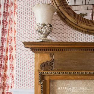 Immagine di una grande camera matrimoniale chic con pareti rosse, parquet scuro, camino classico e cornice del camino in legno