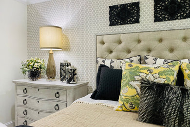 Modelo de dormitorio principal de tamaño medio con moqueta, suelo beige, papel pintado y papel pintado